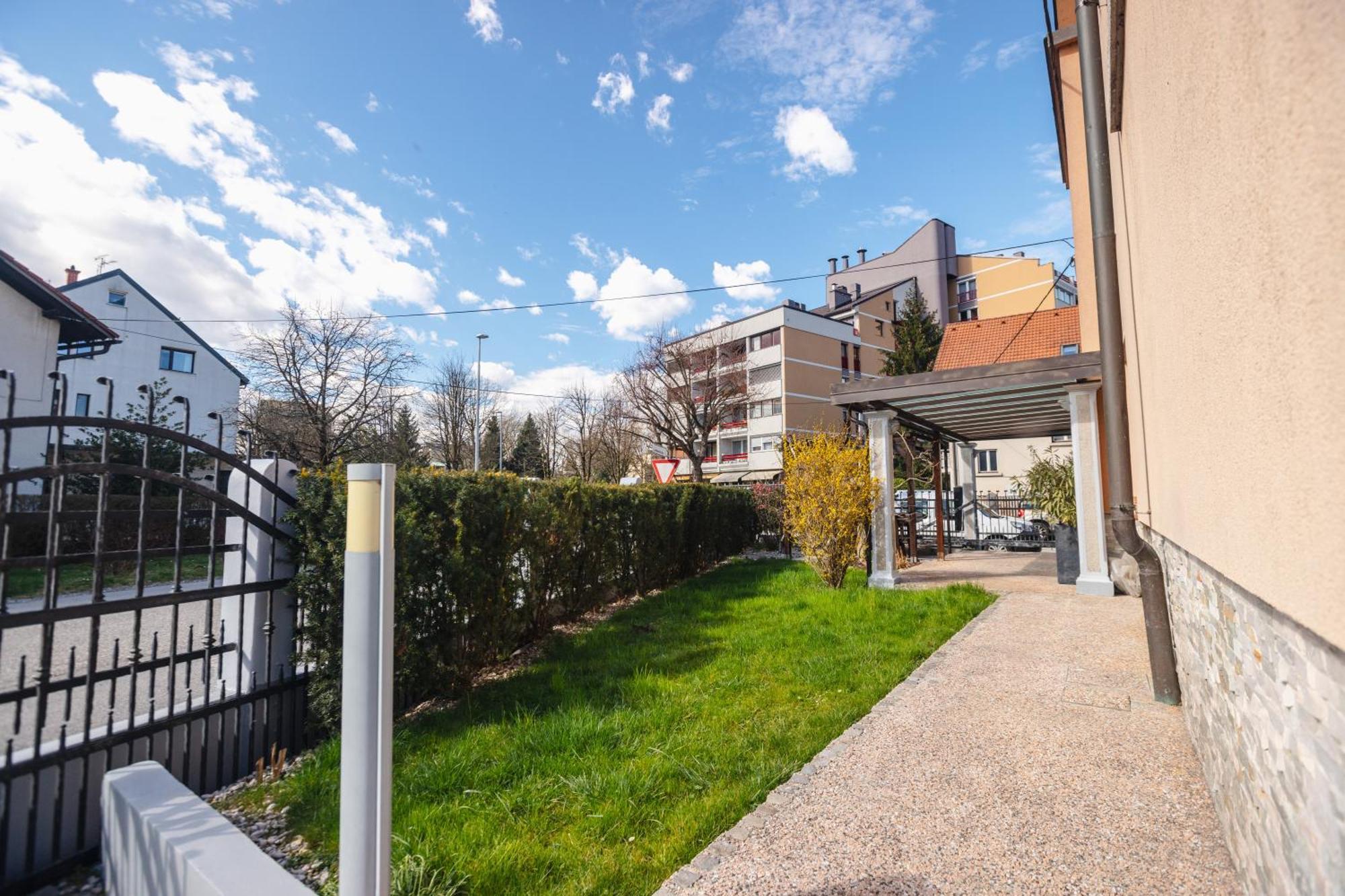 Vila Klara Apartments Ljubljana Bagian luar foto